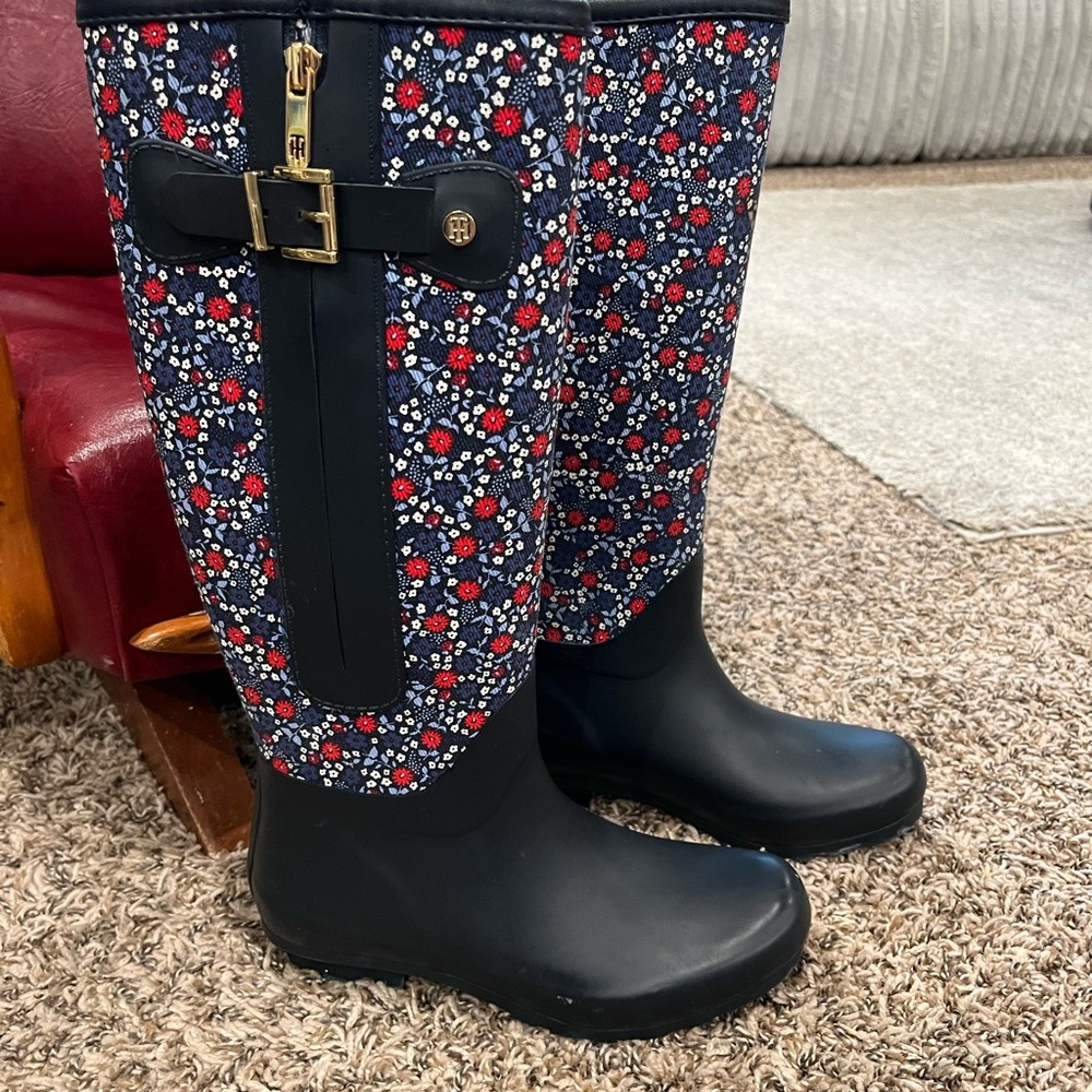 Tommy Hilfiger Women's Navy Floral Tall Rain Boots size 6 Spring Chic